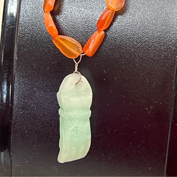 Vintage carved jadite hand pendant/Necklace, silver toggle - Picture 2 of 5